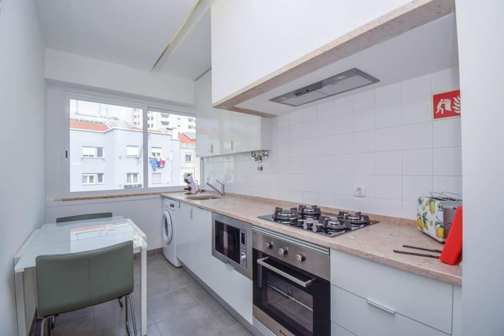 Cozy And Sunny Family Apartment Lisbon Exterior photo